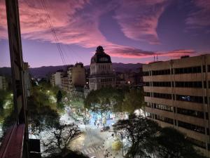 Blick auf die Stadt in der Nacht mit einem Gebäude in der Unterkunft Garibaldi in Mendoza