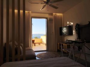 een slaapkamer met een bed en een raam met uitzicht bij Destinu Marinella in Ajaccio