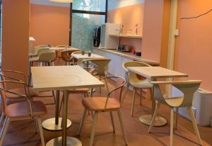 a classroom with tables and chairs and a kitchen at City Résidence Aix-en-Provence in Aix-en-Provence +15 photos