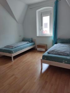 מיטה או מיטות בחדר ב-Graz Ferienwohnung