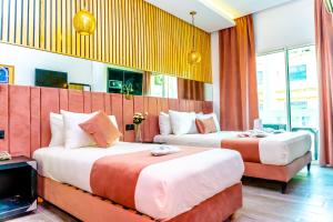 Un pat sau paturi într-o cameră la Hotel Les Ambassadeurs