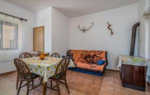 salon ze stołem, krzesłami i kanapą w obiekcie Apartmani Mile w Krku
