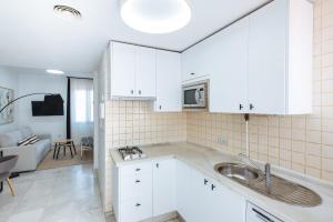 Kuchyňa alebo kuchynka v ubytovaní Redes Suite Apartment with Terrace