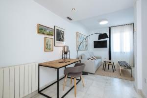 Televízia a/alebo spoločenská miestnosť v ubytovaní Redes Suite Apartment with Terrace + 6 fotografií