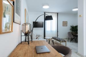 Posedenie v ubytovaní Redes Suite Apartment with Terrace