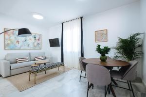 Posedenie v ubytovaní Redes Suite Apartment with Terrace