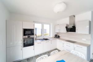 Kuchyň nebo kuchyňský kout v ubytování Ferienhaus Seebrise am Harkebrügger See mit Sauna und Kamin