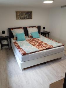 uma cama grande num quarto com duas mesas em Ferienwohnung an der Schelde em Dillenburg