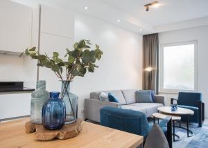 温特贝格Luxury Apartments Winterberg in der alten Schule的客厅配有带花瓶的桌子