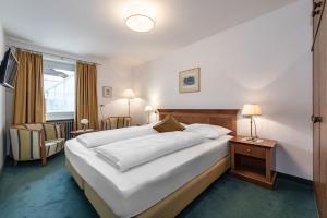 Postel nebo postele na pokoji v ubytování Hotel Weisse Lilie - B&B