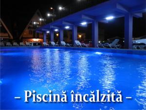 コスティネシュティにあるPensiunea Iubesc Mareaのホテル内の夜間スイミングプール