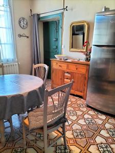 een keuken met een tafel en stoelen en een wastafel bij Etablissement Roussel in Saint-André-de-Sangonis