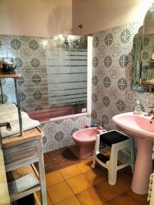 uma casa de banho com um WC cor-de-rosa e um lavatório. em Etablissement Roussel em Saint-André-de-Sangonis