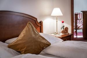 Postel nebo postele na pokoji v ubytování Hotel Weisse Lilie - B&B