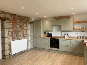 A kitchen or kitchenette at Border View Cottage