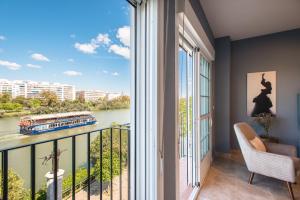 Pokój z balkonem z widokiem na rzekę w obiekcie Magno Apartments Paseo de la O - Private Parking included w Sewilli