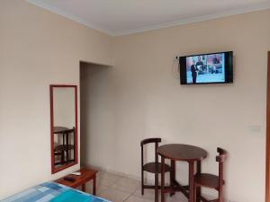 Televízia a/alebo spoločenská miestnosť v ubytovaní HOTEL NOVO HOTEL