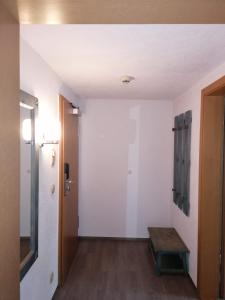 una habitación vacía con una puerta y un banco en Olbersdorfer Hof, en Olbersdorf