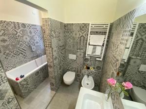 Koupelna v ubytování Hotel Eletto + 37 fotografií