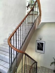 uma escadaria numa casa com corrimão de madeira em Etablissement Roussel em Saint-André-de-Sangonis