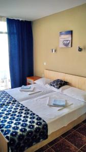 Postel nebo postele na pokoji v ubytování Santorini Sveti Vlas