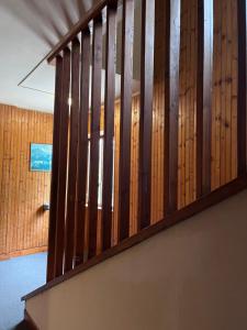 una escalera de madera en una habitación con paredes de madera en Beta terminillo, en Terminillo
