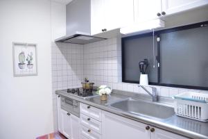 A kitchen or kitchenette at Kanae House