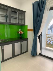 soggiorno con TV e tenda blu di HA ANH PHAN THIẾT HOTEL a Phan Thiet