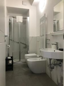 un bagno con wc, lavandino e doccia di Corte Sant'Orsola 4 a Bologna Altre 59 foto