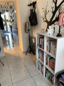 een boekenplank gevuld met boeken in een woonkamer bij Angelina in Chabris