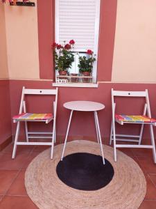 een tafel en 2 stoelen in een kamer bij Vivienda Turística Ronda del Carmen in Bujalance