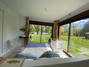 Postel nebo postele na pokoji v ubytování Casa Rural en el Pantano de Bolarque primera linea del lago