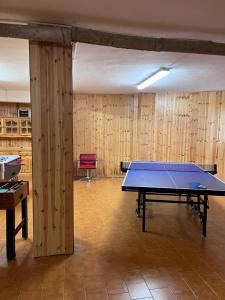 mesa de ping pong en una habitación con paredes de madera en 5 confini Terminillo, en Terminillo