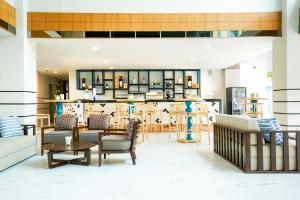 una sala de estar con una mesa y sillas en Mercure Langkawi Pantai Cenang, en Pantai Cenang