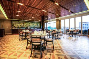 Mercure Langkawi Pantai Cenang餐厅或其他用餐的地方