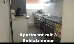 Central Apartment Krefeldにあるキッチンまたは簡易キッチン