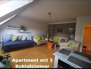 クレーフェルトにあるCentral Apartment Krefeldのリビングルーム(ソファ、テーブル付)