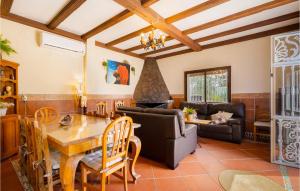 un soggiorno con un tavolo di legno e un divano di Lovely Home In Guillena With Wifi a Guillena