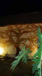 Club Manguaba Beira Mar في جاباراتينغا: لوحة على شجرة على الحائط