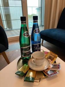 two bottles of beer sitting on top of a table at Apartament Powiśle Deluxe in Warsaw