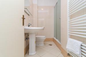 Baño blanco con lavabo y aseo en House Apartments Ariva, en Dubrovnik
