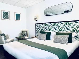 Llit o llits en una habitació de Hôtel Gaspard