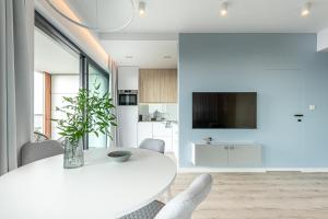 Televízia a/alebo spoločenská miestnosť v ubytovaní Apartament MORSKIE WIDOKI Natural Baltic Darłówko