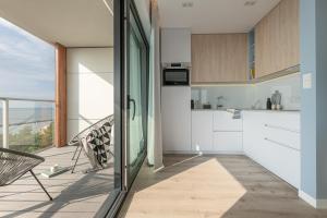 Kuchyňa alebo kuchynka v ubytovaní Apartament MORSKIE WIDOKI Natural Baltic Darłówko