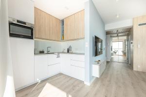 Kuchyňa alebo kuchynka v ubytovaní Apartament MORSKIE WIDOKI Natural Baltic Darłówko