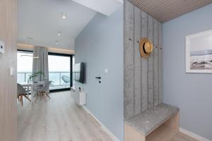 Televízia a/alebo spoločenská miestnosť v ubytovaní Apartament MORSKIE WIDOKI Natural Baltic Darłówko