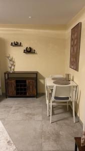 a dining room with a white table and chairs at Ferienwohnung Bartenwetzerbrücke in Melsungen