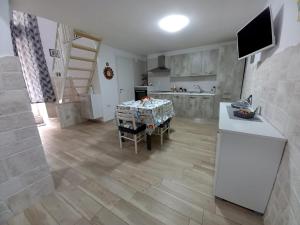 een keuken met een tafel en een keuken met een trap bij Casa Lucia in Vieste