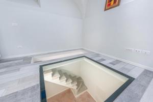 um piso de vidro num quarto com escadas em Il Golfo Apartments Duplex em Toscolano Maderno