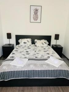 Ein Bett oder Betten in einem Zimmer der Unterkunft Villa007